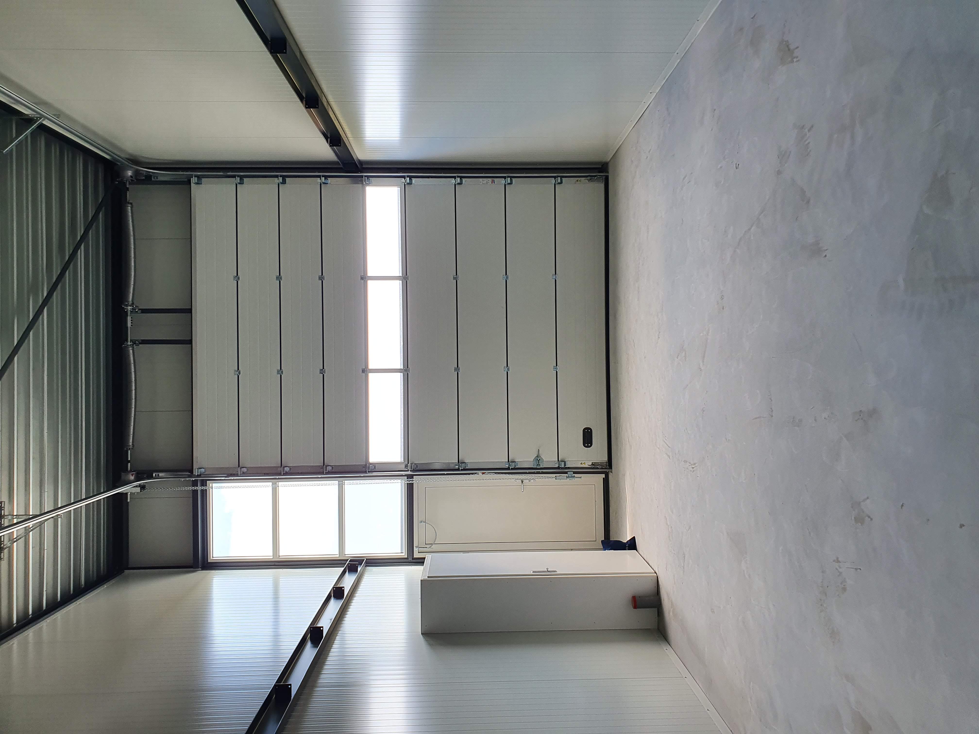 Bedrijfsunit Groningen — detail gevel en sectiedeur