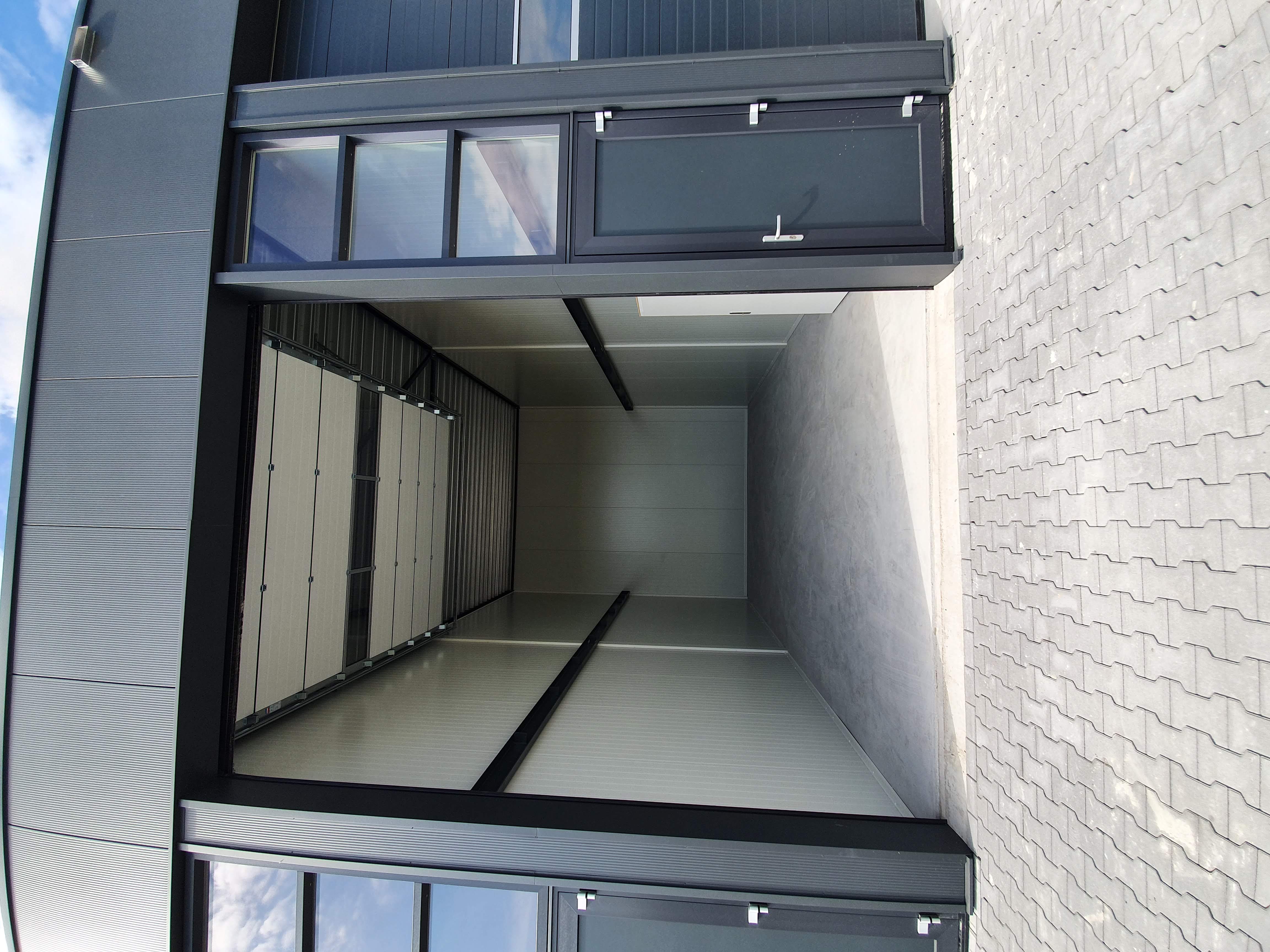Bedrijfsunit Groningen — interieur met betonvloer